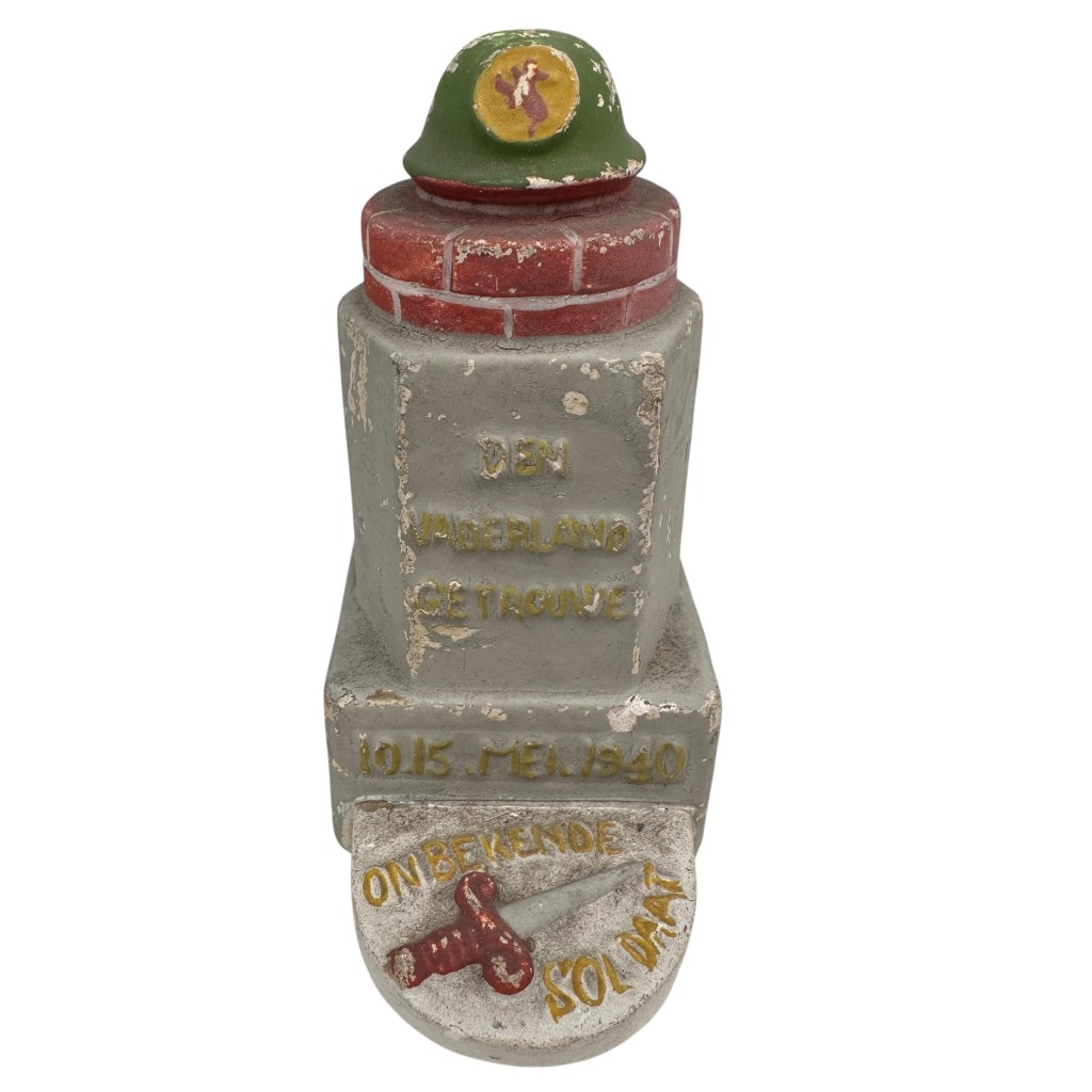 Origineel WWII Nederlands leger beeldje 1940 Den Vaderland Getrouwe onbekende soldaat herdenkings monument miniatuur