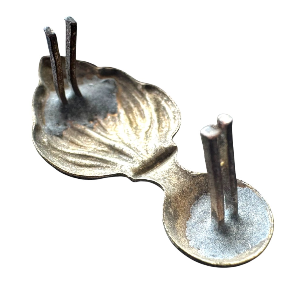 Original WWII Dutch Staatspolitie/Landwacht Nederland visor cap metal insignia - Image 2