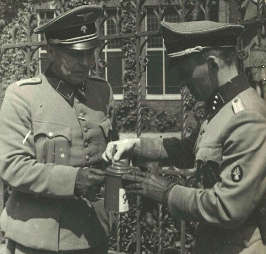 Originele WWII foto van leden van de Landwacht Nederland met zichtbaar Schalkhaar Politie Staatspolitie embleem gedragen op het uniform tijdens de Duitse bezetting in Nederland