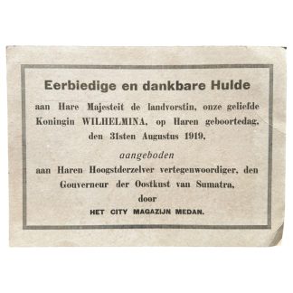 Origineel Nederlands-Indië kartonnen huldekaart Koningin Wilhelmina Medan Sumatra 1919 koloniaal drukwerk.