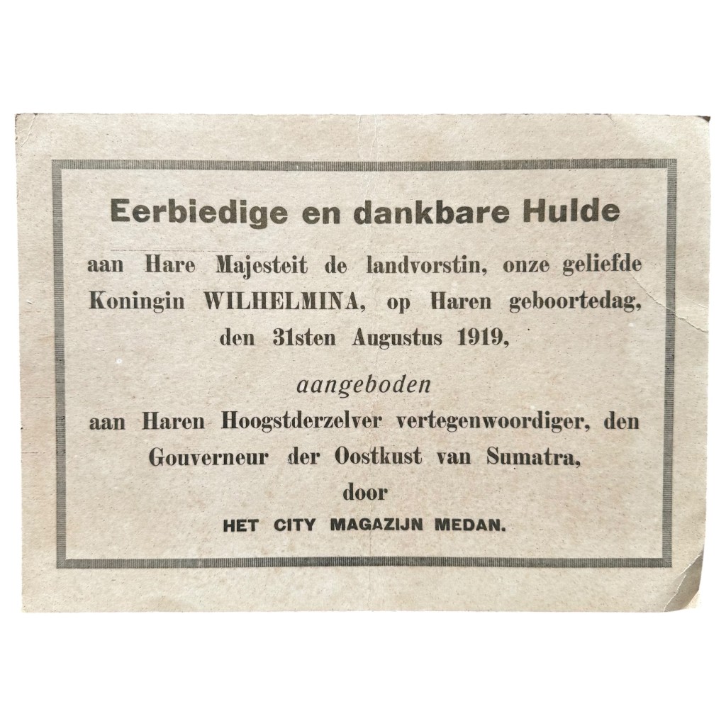 Origineel Nederlands-Indië kartonnen huldekaart Koningin Wilhelmina Medan Sumatra 1919 koloniaal drukwerk.