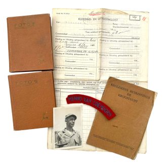 Originele Nederlands-Indië militaire set 1945-1949 met 44 foto’s van 9 x 6 cm, Menno van Coehoorn embleem, Makassar documenten en fotoalbums.