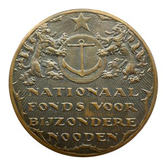Nederlandse herdenkingspenning 1939 Prinses Irene geboorte Nationaal Fonds Bijzondere Nooden met anker en oranjeboom detail.