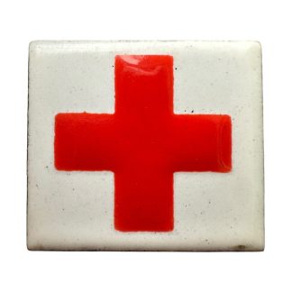 Originele Pre 1940 Nederlandsch Roode Kruis pet embleem geëmailleerd voor vizierpet, gedragen in mei 1940, zeldzaam Nederlands verzamelobject.