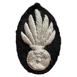 Origineel WWII Nederlands Schalkhaar Politie Staatspolitie stoffen pet embleem met wit geborduurd bundel motief op zwarte ondergrond.