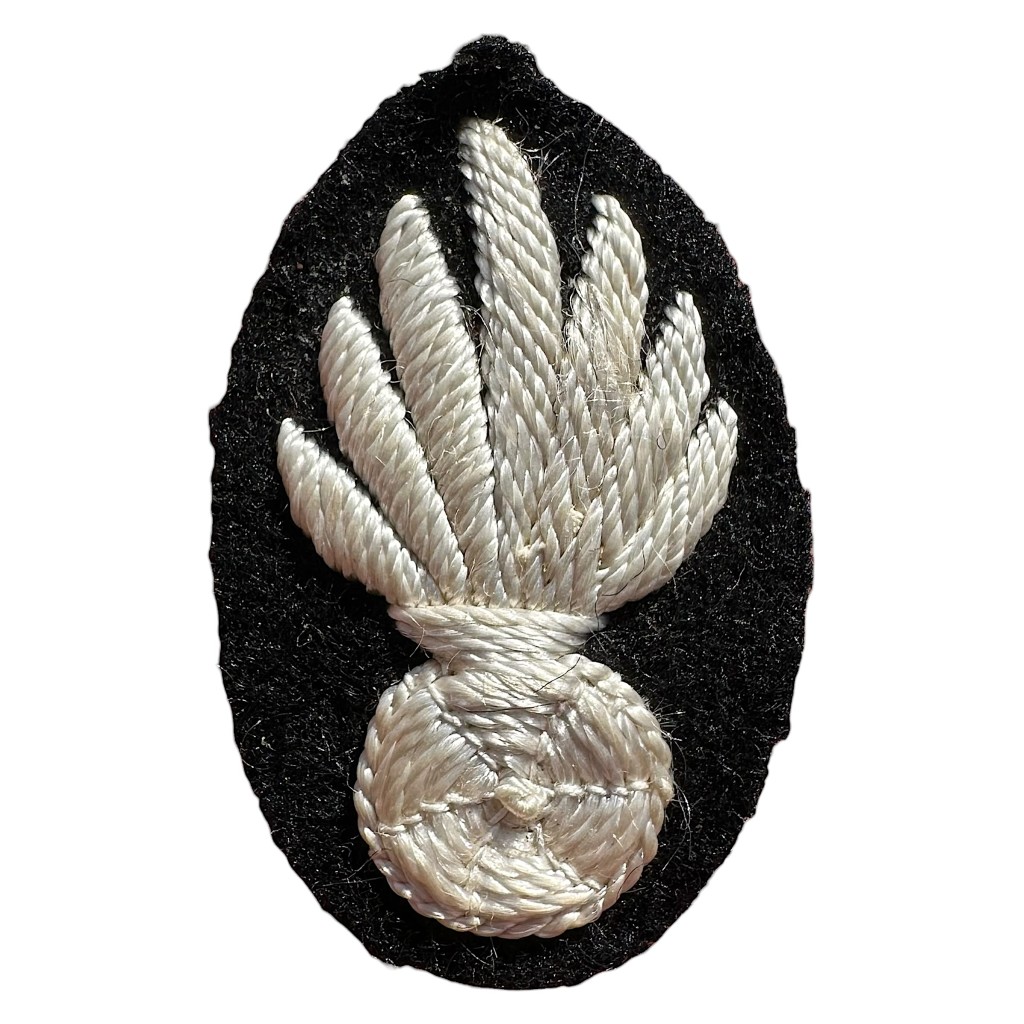 Origineel WWII Nederlands Schalkhaar Politie Staatspolitie stoffen pet embleem met wit geborduurd bundel motief op zwarte ondergrond.