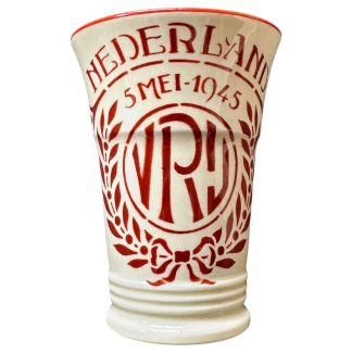 Originele Nederlandse bevrijdingsbeker 5 Mei 1945 VRIJ van Société Céramique Maastricht WWII aardewerk verzamelobject