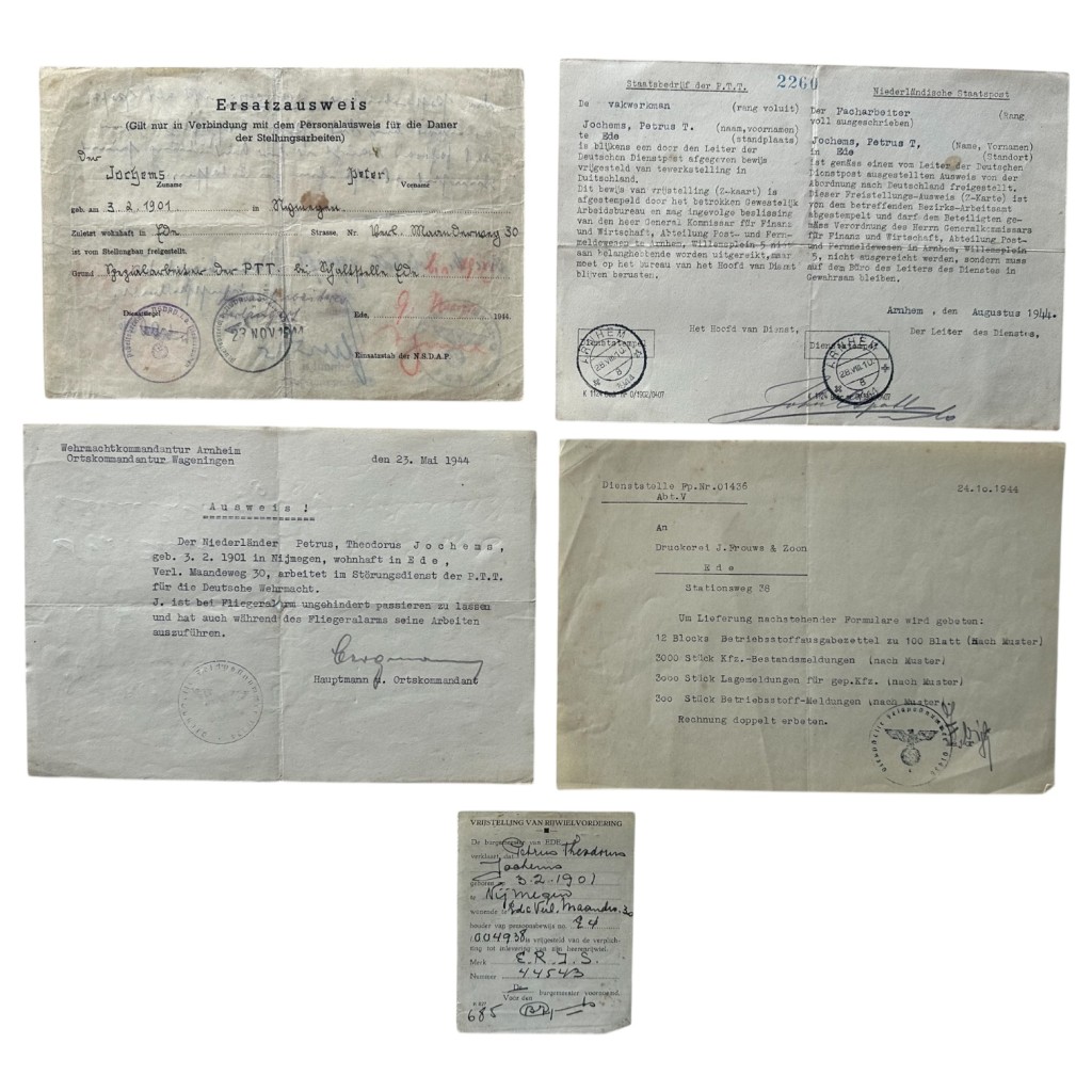Originele WO2 documentengroep uit 1944 met Wehrmacht Ausweis, PTT-vrijstellingen en Duitse bezettingsdocumenten uit Ede/Nijmegen. Tweede Wereldoorlog.