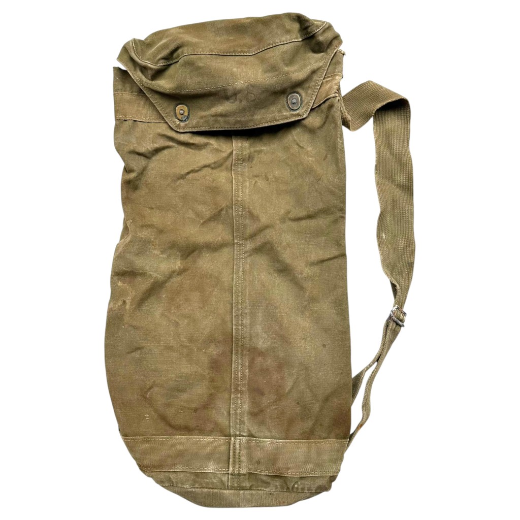 Original US Army M6 bazooka bag from the Second World War 1944 made from sturdy olive drab canvas with an adjustable shoulder strap.