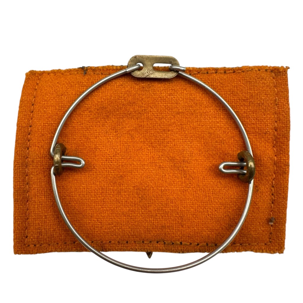 Original 1951 Dutch Army beret badge and collar insignia of the Regiment Infantry Van Heutsz - Image 3