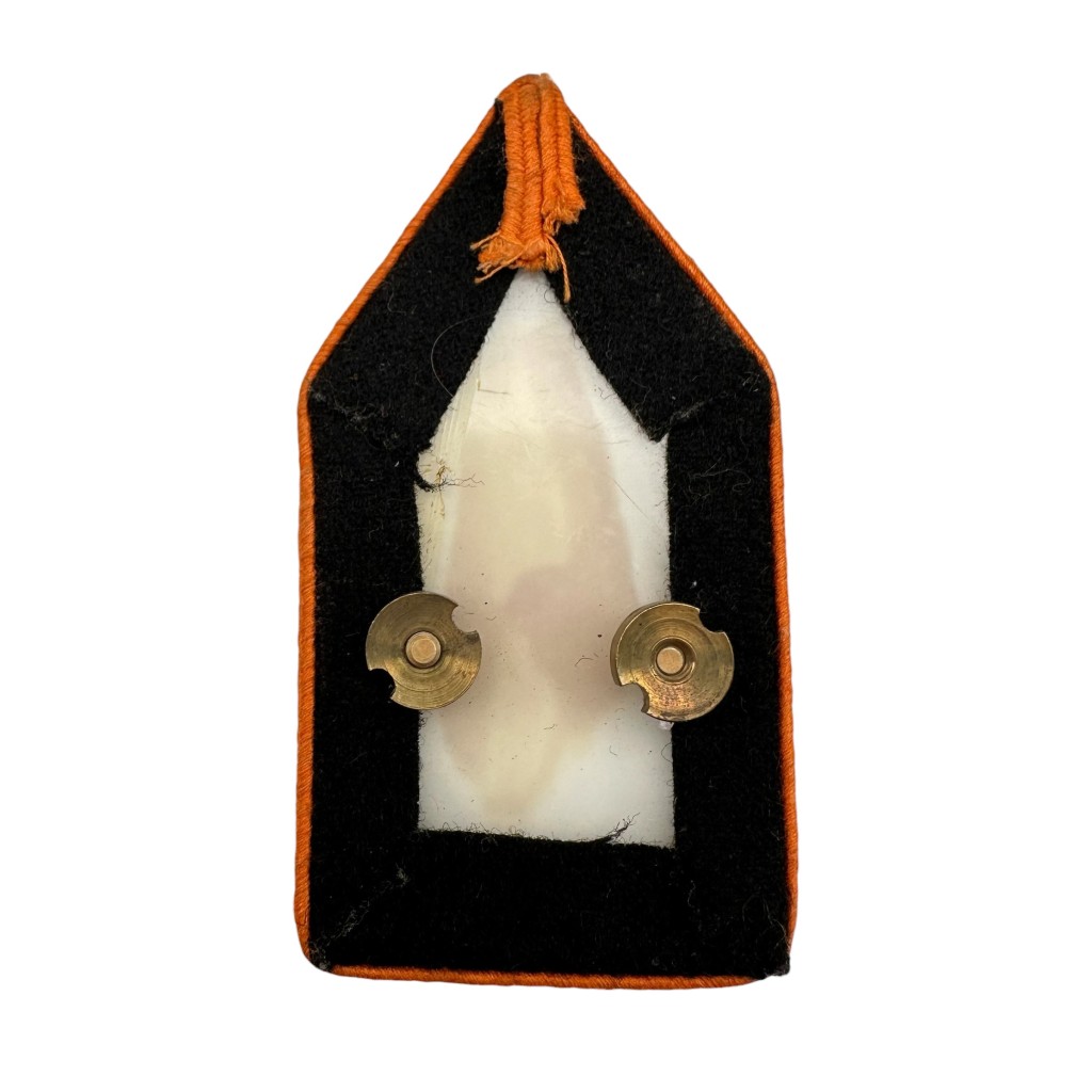 Original 1951 Dutch Army beret badge and collar insignia of the Regiment Infantry Van Heutsz - Image 5