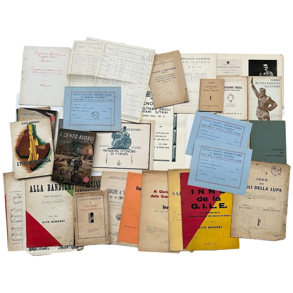 Origineel groot WWII nalatenschap Italiaanse Fascistische School Nazario Sauro Heerlen Limburg met G.I.L. propaganda, oorkondes, posters, bladmuziek, schoolregisters, namenlijsten van leerlingen en fascistische documenten 1932-1942.