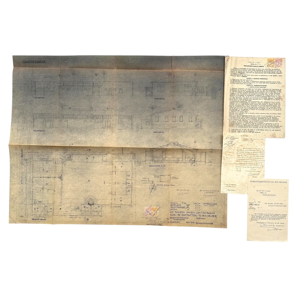 Origineel Nederlands Genie documenten set wederopbouw Cantinebarak Oostbatterij Den Helder 1945-1946 met bouwtekening, bestek, correspondentie en fiscale zegels voor verzamelaars