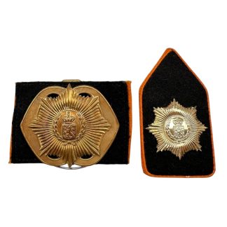 Origineel Nederlands leger baret en kraagembleem Regiment Infanterie Van Heutsz 1951 militair verzamelobject