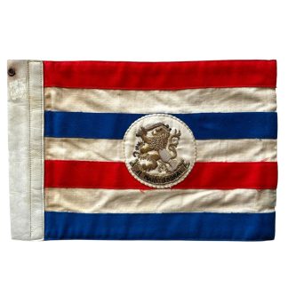 Originele Nederlandse Staatssecretaris van Defensie autovlag 1963 geborduurd rijkswapen Je Maintiendrai regeringsvlag militaire memorabilia verzamelobject.