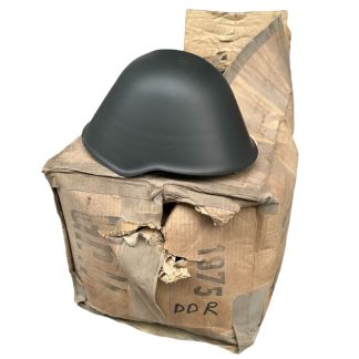 Originele WWII Oost-Duitse DDR NVA M56 stalen helm uit 1975 in mint conditie rechtstreeks uit originele militaire doos Koude Oorlog verzamelobject.