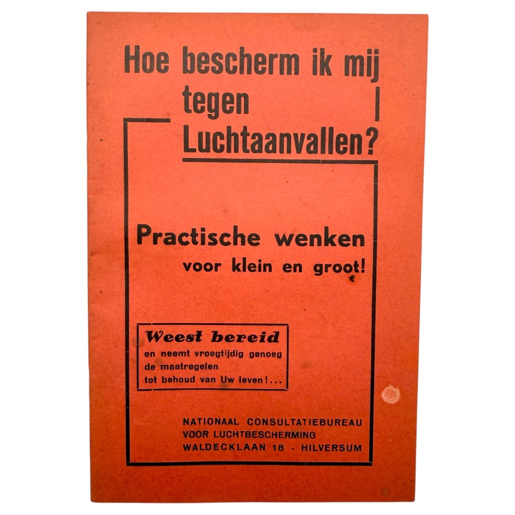 Original Pre 1940 Dutch Luchtbescherming brochure 'Hoe bescherm ik mij tegen luchtaanvallen?' Hilversum