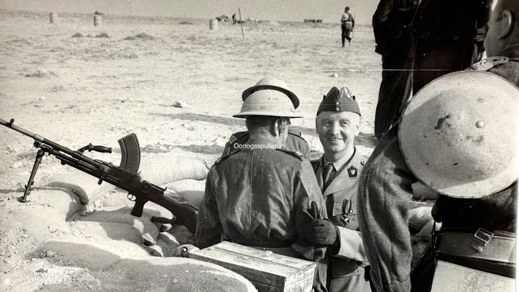 Oryginalne zdjęcie z II wojny światowej przedstawiające polskich żołnierzy w Afryce Północnej na pozycji obronnej z karabinem maszynowym, kolekcjonerski rarytas historyczny.