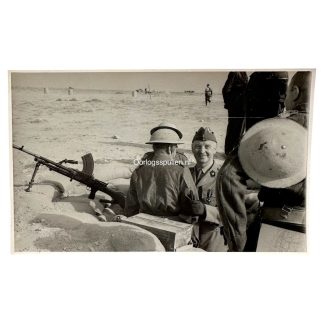 Oryginalne zdjęcie z II wojny światowej przedstawiające polskich żołnierzy w Afryce Północnej na pozycji obronnej z karabinem maszynowym, kolekcjonerski rarytas historyczny.