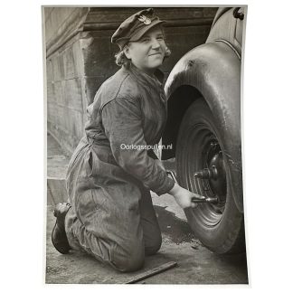 Original WWII Polish photo of female soldier serving with the Polish Allied Army