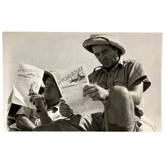 Original WWII Polish photo of two Polish soldiers in tropical uniforms reading the Polish military newspaper 'Ku Wolnej Polsce' in North Africa
