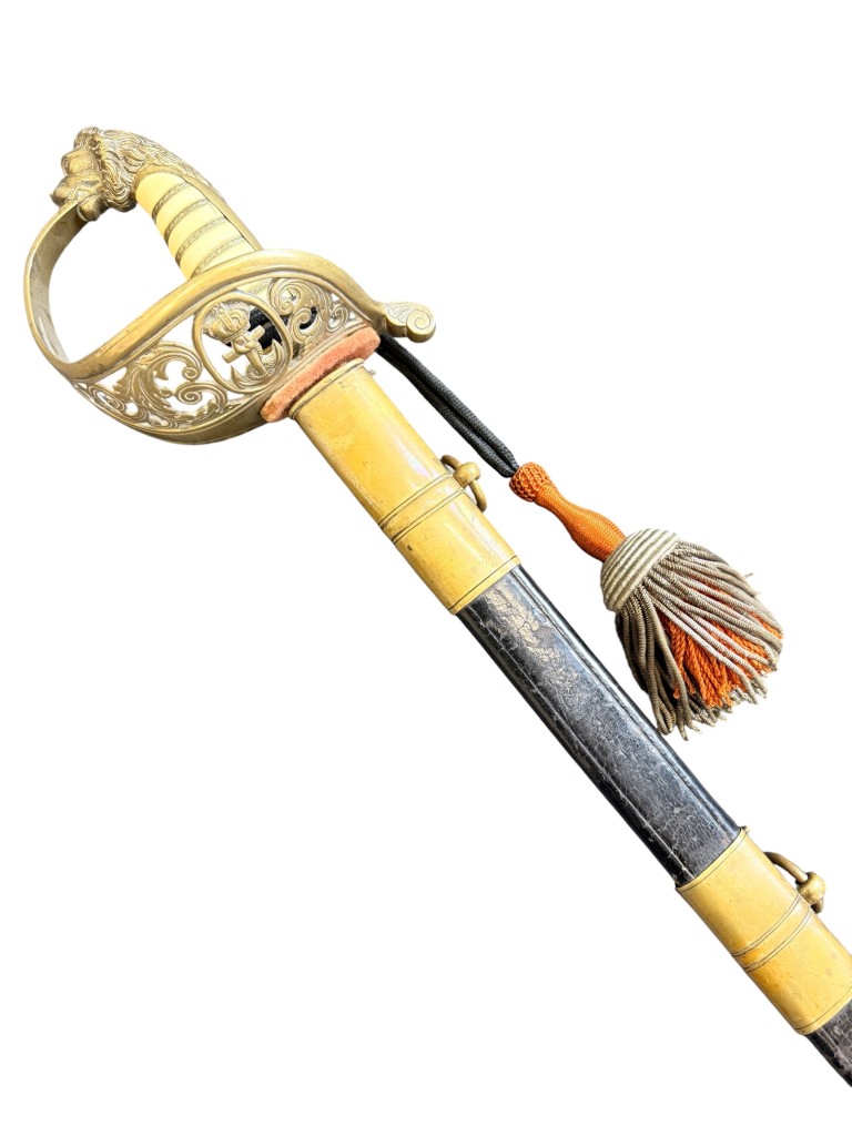 Originele Nederlandse Marine Officierssabel M1882 met geëtst 'Yzerhouwer' lemmet, messing pareerstang, originele portepee en lederen schede, ca. 1900 voor verzamelaars van Nederlandse militaria.