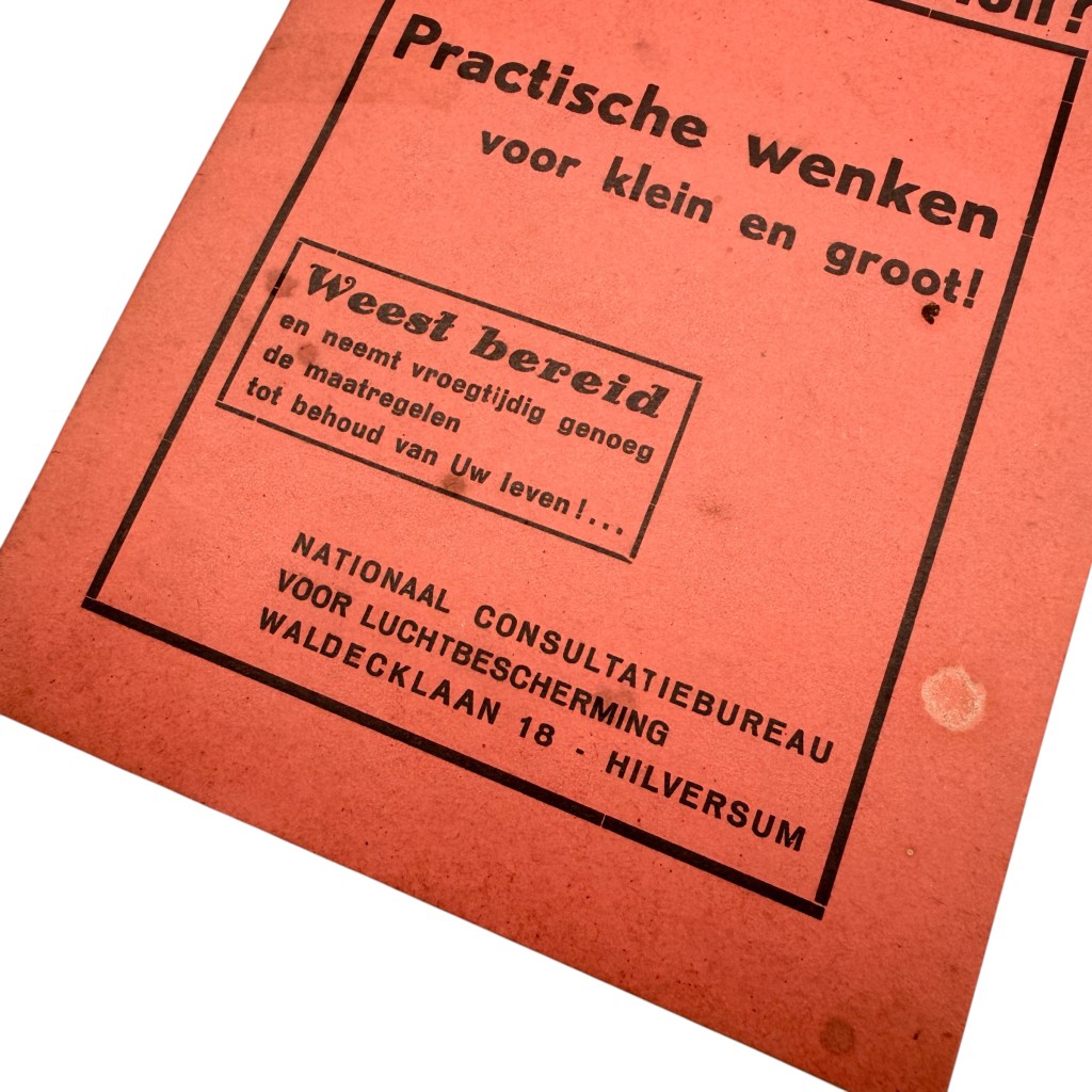 Original Pre 1940 Dutch Luchtbescherming brochure 'Hoe bescherm ik mij tegen luchtaanvallen?' Hilversum