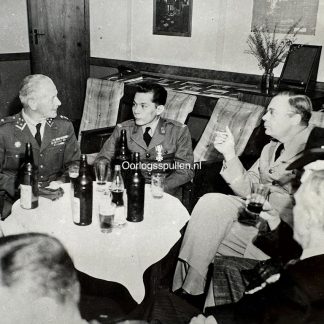 Originele 1945 Nederlands-Indië persfoto sergeant M.C. Kokkelink Militaire Willems-Orde Columbia Nieuw-Guinea Van Oyen Van Mook KNIL