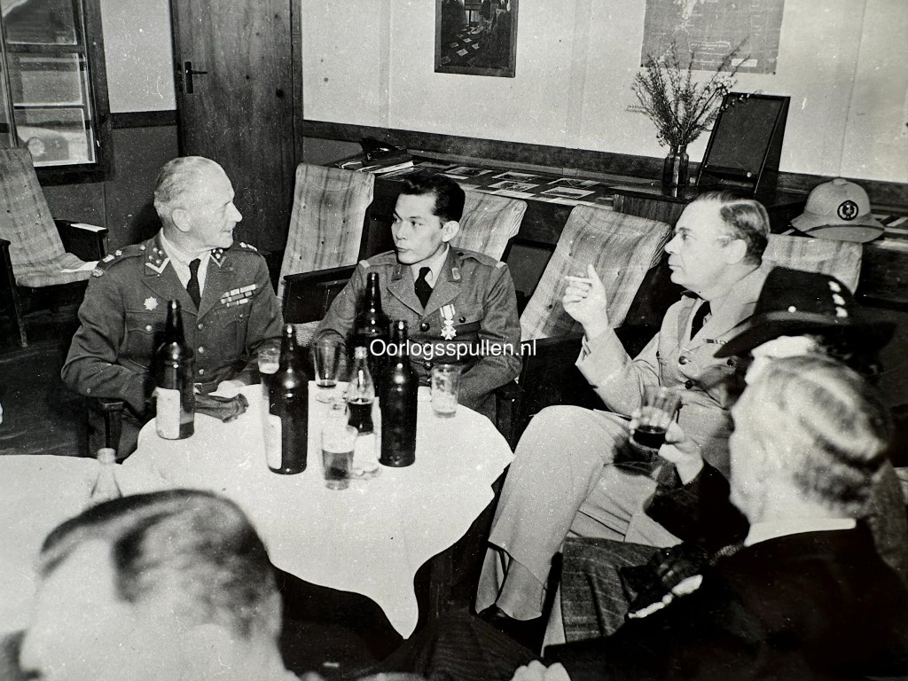 Originele 1945 Nederlands-Indië persfoto sergeant M.C. Kokkelink Militaire Willems-Orde Columbia Nieuw-Guinea Van Oyen Van Mook KNIL