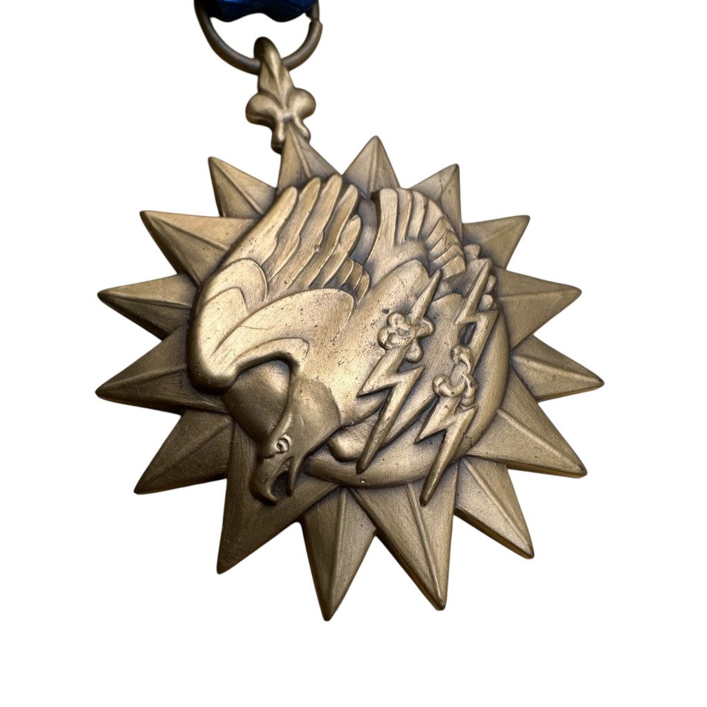Original WWII US Air medal in box - Image 4
