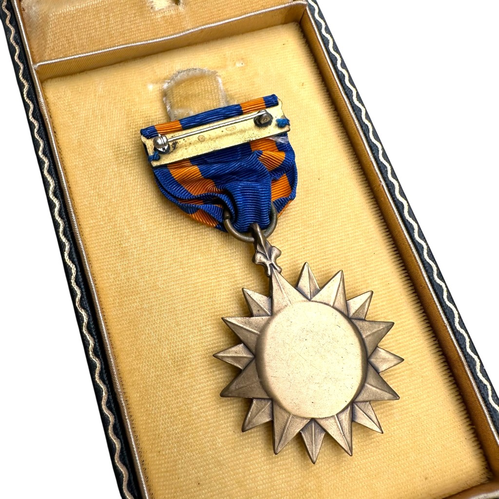 Original WWII US Air medal in box - Image 3