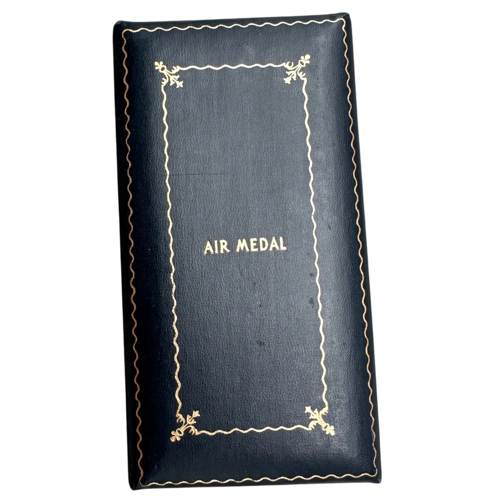 Original WWII US Air medal in box - Image 6