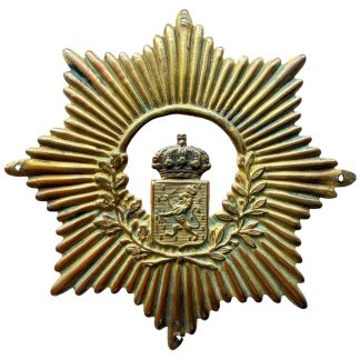 Originele 1894 Nederlandse KNIL helmplaat – Koninklijk Nederlandsch-Indisch Leger – Messing helmembleem.