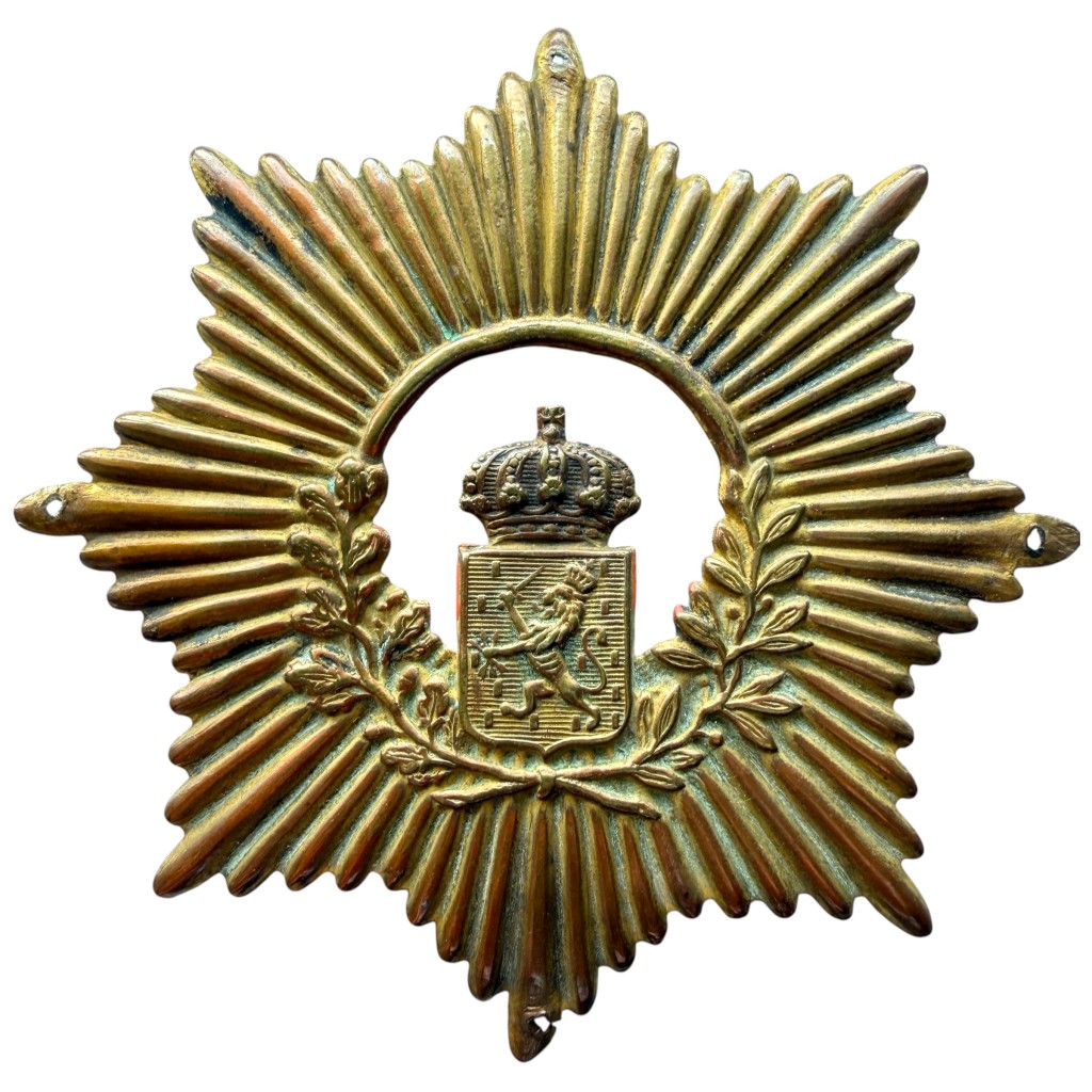 Originele 1894 Nederlandse KNIL helmplaat – Koninklijk Nederlandsch-Indisch Leger – Messing helmembleem.