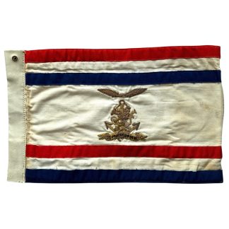 Originele 1957 Nederlandse autovlag van de Minister van Defensie met geborduurd goudkleurig embleem en 'Je Maintiendrai' voor verzamelaars van Nederlandse militaire memorabilia