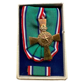 Original Dutch army New Guinea Commemorative Cross complete with its original ribbon, ribbon bar and presentation case