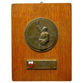 Original Swiss St. Sulpice commemorative plaque 1939–1945 on wooden board with bronze soldier and Guisan Henri for collectors