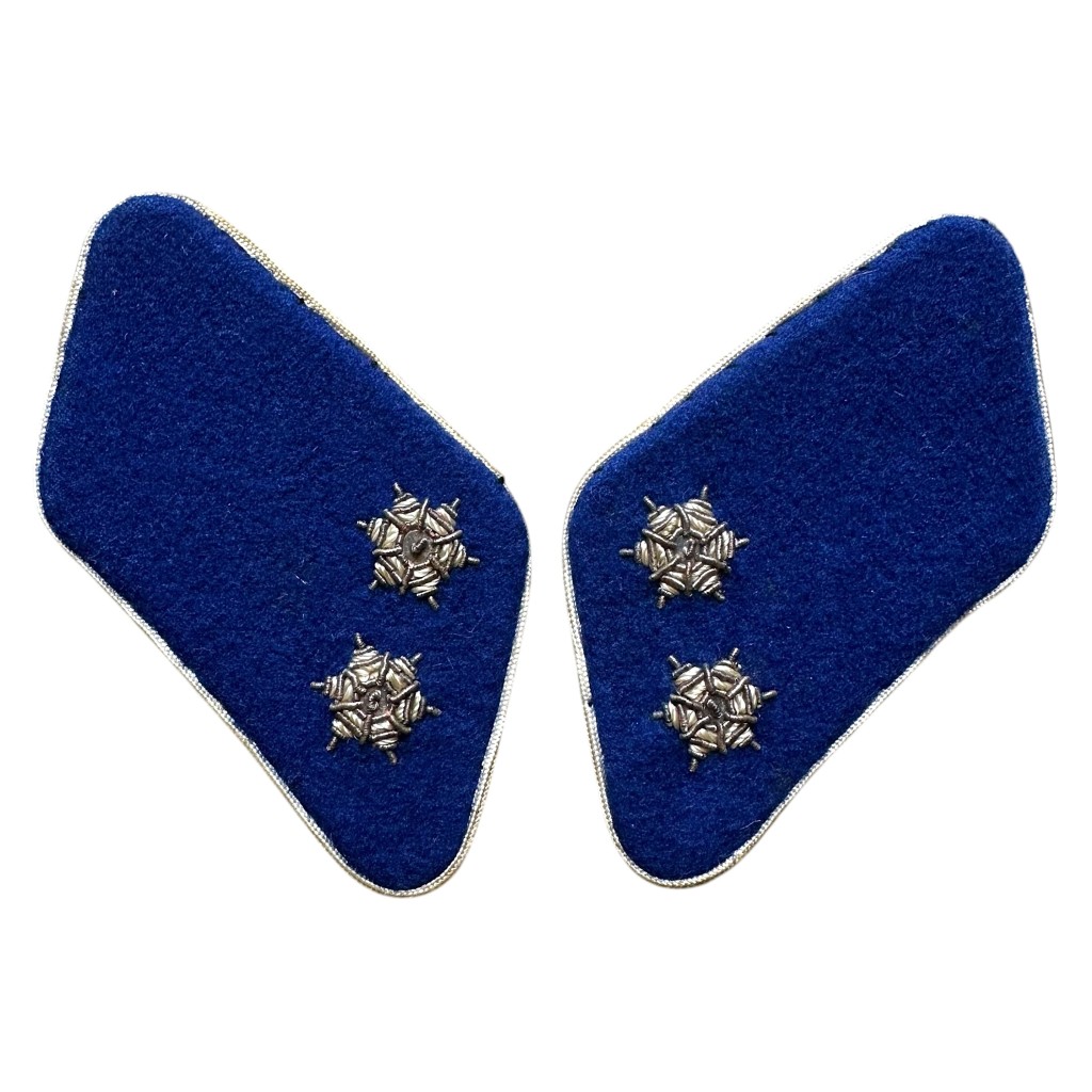 Originele WWII Nederlandse Schalkhaar Politie Opperluitenant kraagspiegels met witte biezen paar Tweede Wereldoorlog militaria verzamelobject.