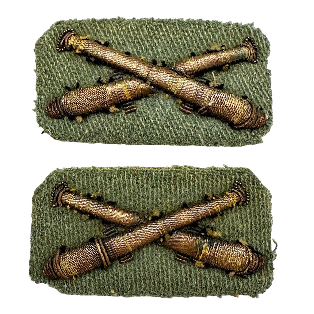 Originele Pre-1940 Nederlands leger officiers artillerie kraagemblemen set met gekruiste kanonnen in gouddraad voor verzamelaars.