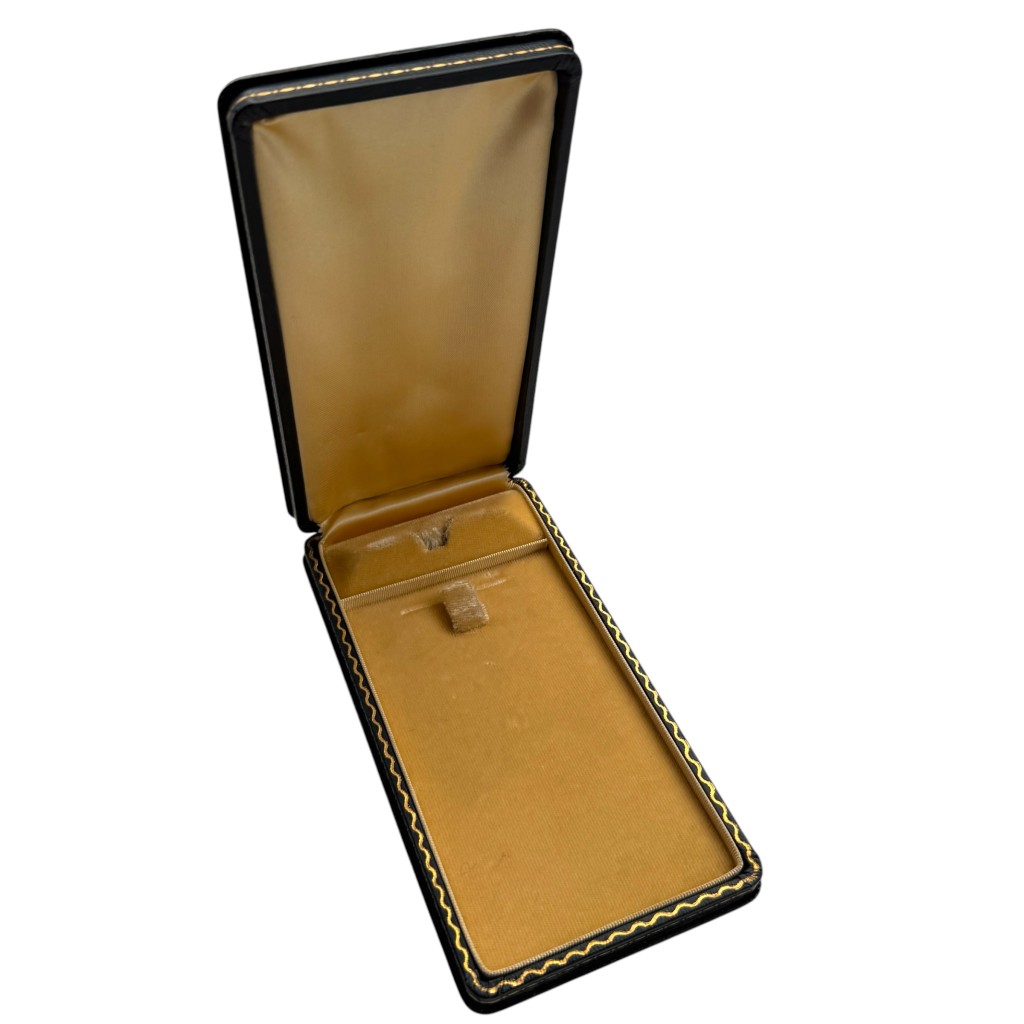 Original WWII US presentation case for the Distinguished Flying Cross medal inside