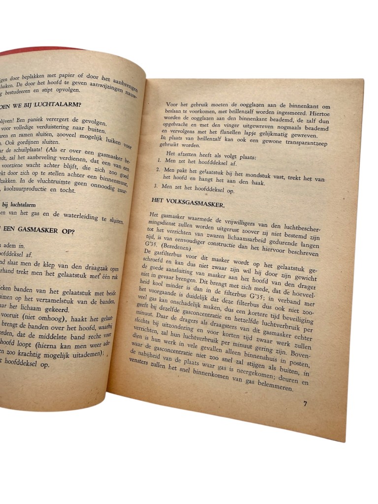 Original Pre 1940 Dutch Luchtbescherming brochure 'Hoe bescherm ik mij tegen luchtaanvallen?' Hilversum - Image 3