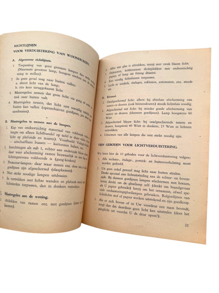 Original Pre 1940 Dutch Luchtbescherming brochure 'Hoe bescherm ik mij tegen luchtaanvallen?' Hilversum - Image 4