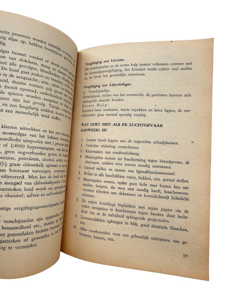Original Pre 1940 Dutch Luchtbescherming brochure 'Hoe bescherm ik mij tegen luchtaanvallen?' Hilversum - Image 5