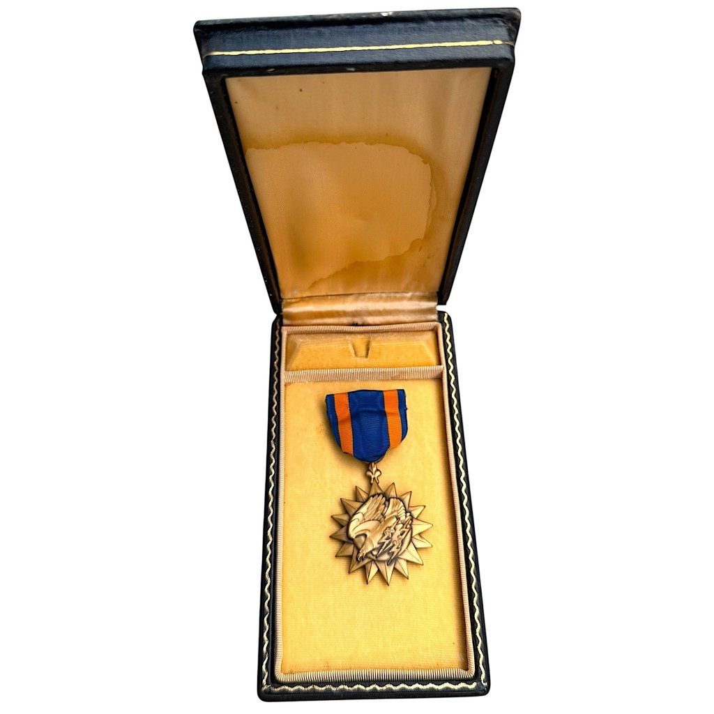 Original WWII US Air medal in box - Image 2