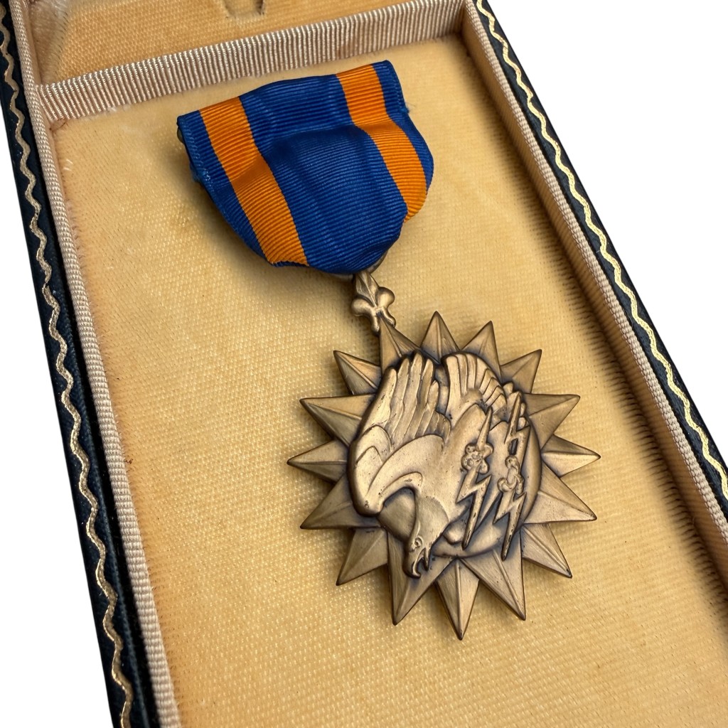 Original WWII US Air medal in box - Image 3