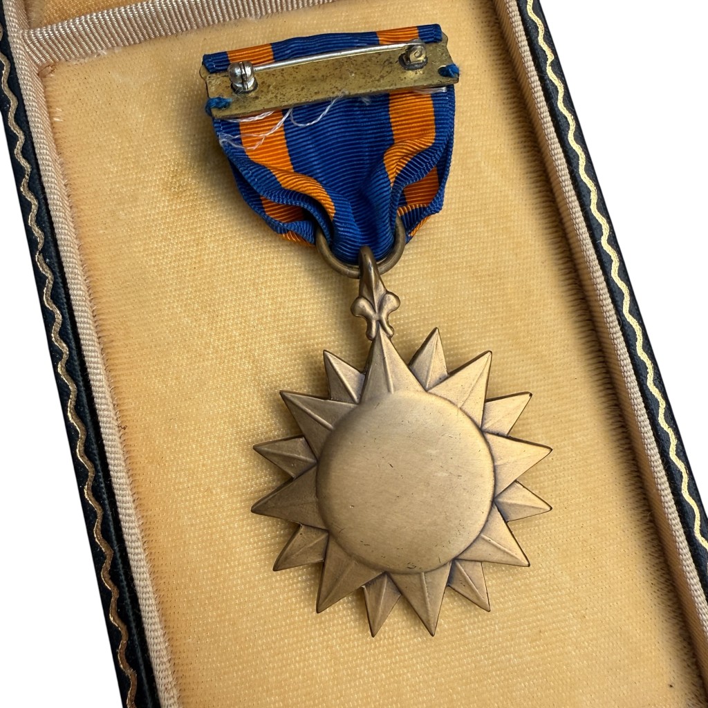 Original WWII US Air medal in box - Image 4