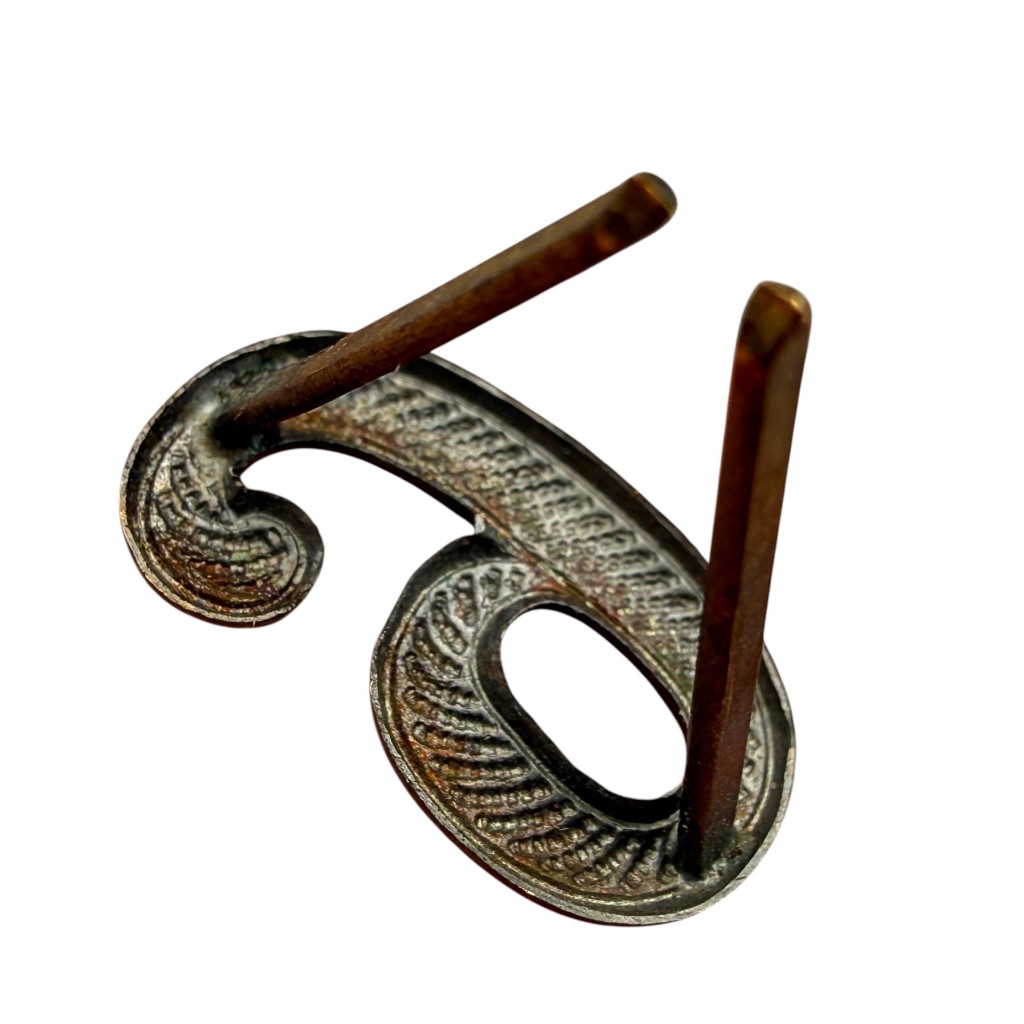 Original Pre 1940 Dutch army 6 regiment number insignia ‘Kepie’ 19mm - Image 2