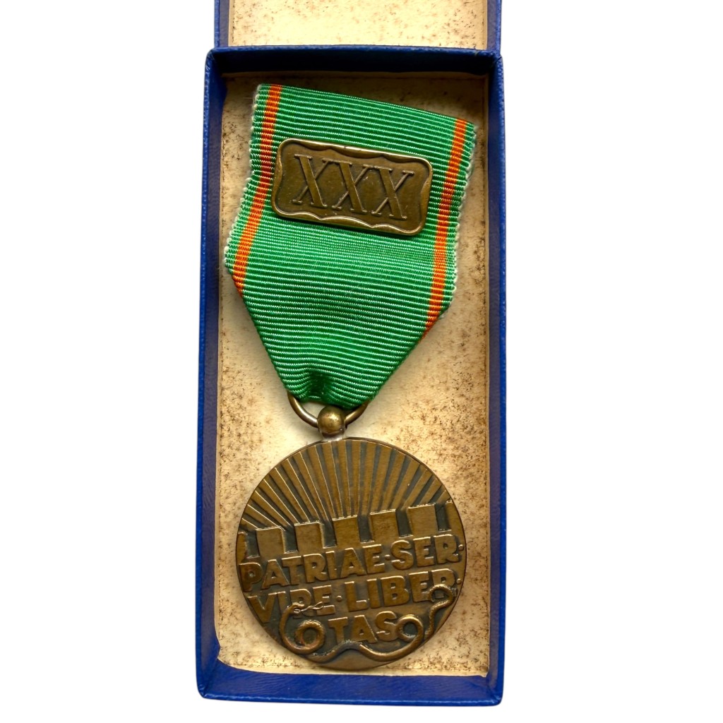 Original Dutch Volunteer Medal Public Order and Safety with XXX 30 Years Service Bar - Image 3