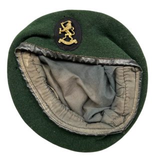 Originele Nederlandse Commando baret 1945-1949 met oorlogse Londen gemaakte Nederlandse leeuw en Indië-periode stiksels en constructie.