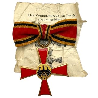 Origineel Duits Verdienstkreuz am Bande Damenausführung Orde van Verdienste Bondsrepubliek Duitsland 1951 damesversie met striklint voor verzamelaars